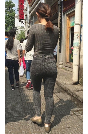 黑色紧身裤丰腴小姐姐