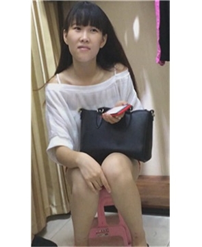 街拍超短热裤美臀女孩跟姐妹逛内衣店 [2.24 GB]