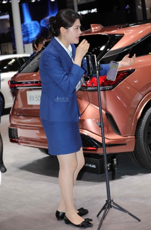 【街拍心灵】雷克萨斯主播肉丝街拍制服美腿