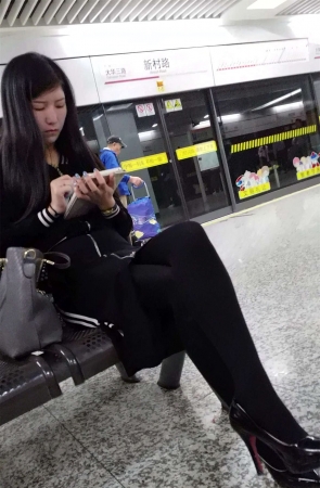 等地铁的黑丝高跟鞋靓女