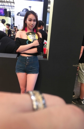 持扇黑衣T恤牛仔热裤