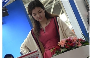 4k-红色连衣裙裸足凉高跟天生丽质街拍美女