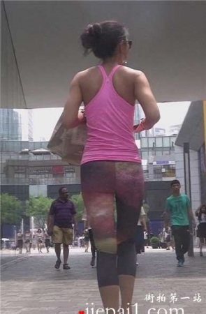 超级个性紧身裤的火辣身材美女 [396 MB]