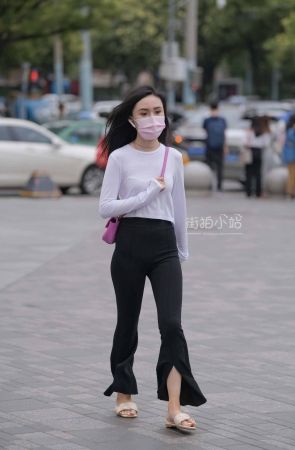 街拍白衣黑裤小姐姐