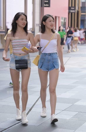 我喜欢白色小背心那个，你呢？