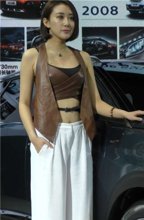 4K-性感露脐小蛮腰美女车模近距离慢特写