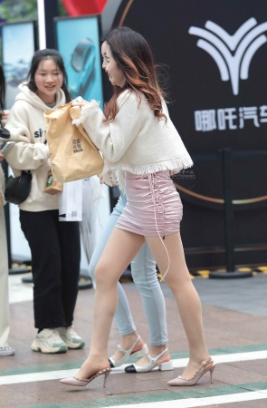 诱惑街拍肉丝高跟shaofu