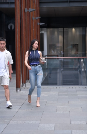 二楼的偶遇紧牛小姐姐