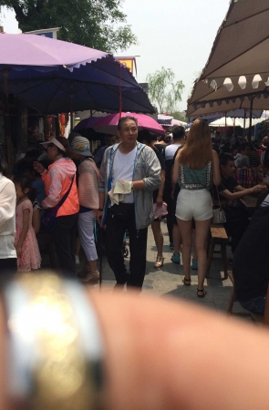 街拍大赛第三季—-短白裤少妇