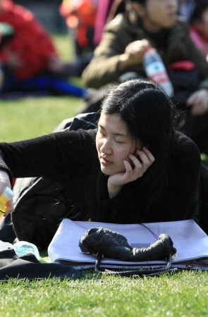 街拍黑丝网袜美少妇