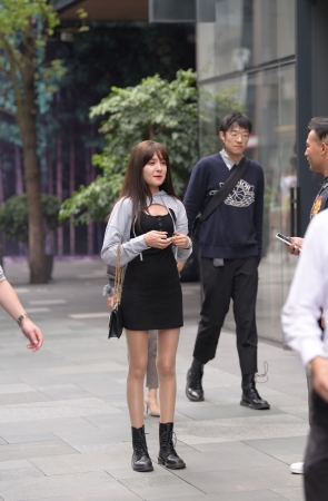 带个肉丝小姐姐出门逛街