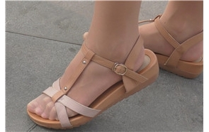 4k-颜值爆表的肉丝凉鞋女孩，玉足粉嫩多汁