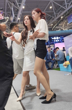 4K视频汽车主播紧身包裙肉丝3分24秒图19P