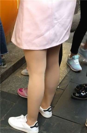 街拍粉裙丝袜美丽小清新学生妹