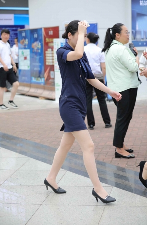 【街拍心灵】售楼处肉丝制服高跟街拍小姐姐