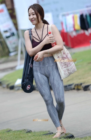 笑容甜美的瑜伽美女