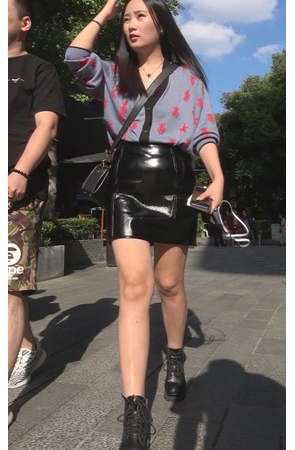 黑色高腰皮裙小姐姐