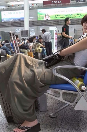 没想到妹子翘在行李箱上的是一双难得好脚