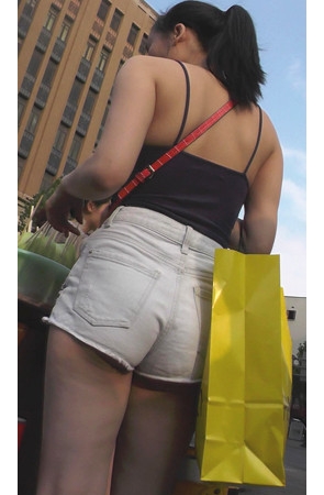 买水果的吊带美女