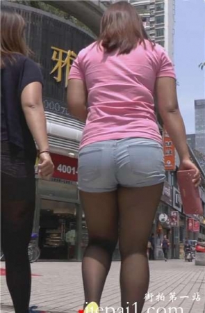 街拍粉衣黑丝热裤美眉身材太诱人 [807 MB]