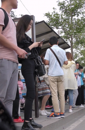 紧身黑裤牛仔外套高挑美女美腿