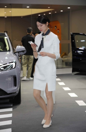 【街拍心灵】问界车展礼仪肉丝高跟街拍美腿