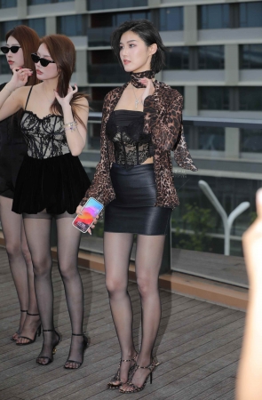 【街拍心灵】网红超模街拍黑丝大长腿凉高跟