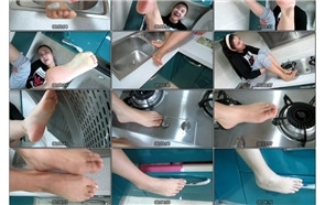 美女在橱柜上被用牙刷挠脚丫