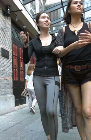 灰色弹力裤运动鞋美女