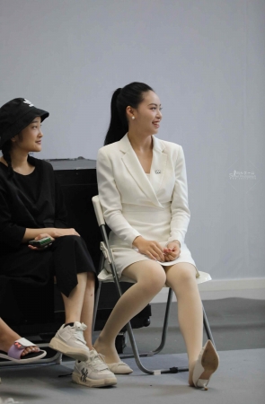 【街拍心灵】车展礼仪街拍肉丝高跟脱鞋歇歇