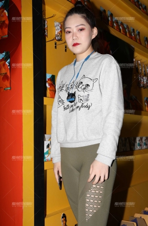 浅色紧身裤美女