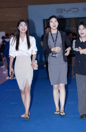 LB010-41P 美女销售看到我在拍她，心里乐开了花 7P