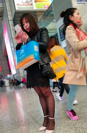 车站黑色蕾丝包臀裙粉色高跟丰满少妇