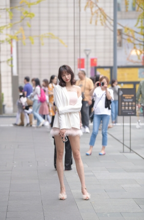 白白嫩嫩的美腿小姐姐