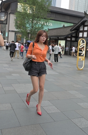 长腿美女的红色高跟鞋