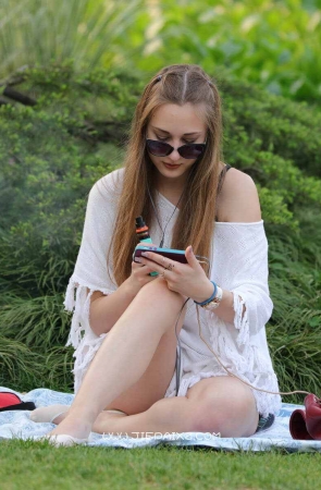 街拍高颜值船袜金发妹子