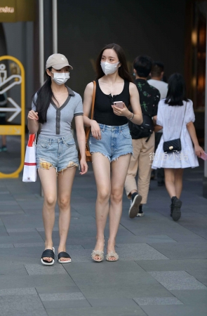 街拍大长腿热裤美眉