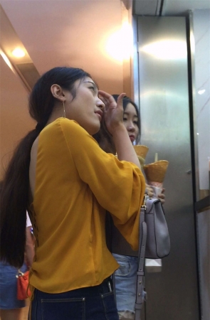 喝可乐的丰满蓝牛