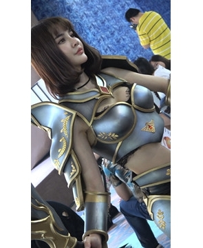 osplay的小奶牛，猥琐男们都抢着合影。