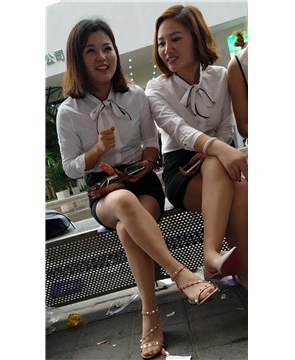 4k超清，街拍气质小清新笑容甜美的丝袜美腿女孩