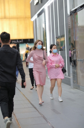 粉色吊带长裙美女