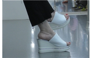 4k-超长大片、地铁车厢特写白色坡高跟美足脚丫