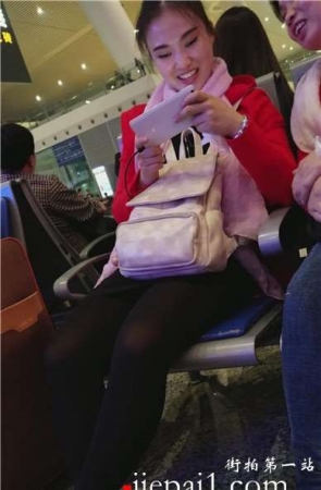 4k-车站候车室坐在对面玩手机的美眉，笑容很灿烂哦。