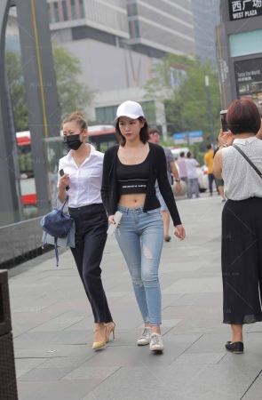 街拍紧身蓝色牛仔裤邻家小妹