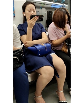 街拍地铁上的美女美腿