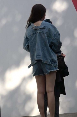 4K – 性感白皙美腿街拍牛仔美女 [1.91 GB/MP4]