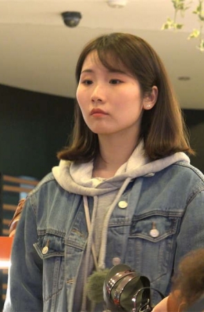 休闲系女生试穿平底单鞋清纯的样子甚是可爱