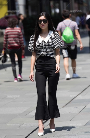 在录视频的美女