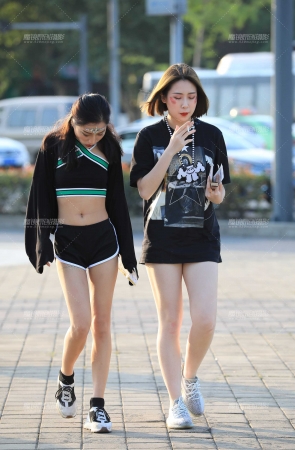 我更喜欢右边微胖的 你呢