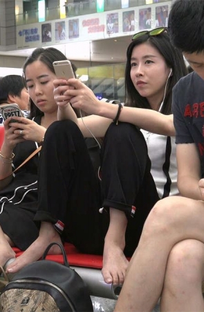 高冷女神竟然脱鞋双脚上椅，除了正面攻击别无他法